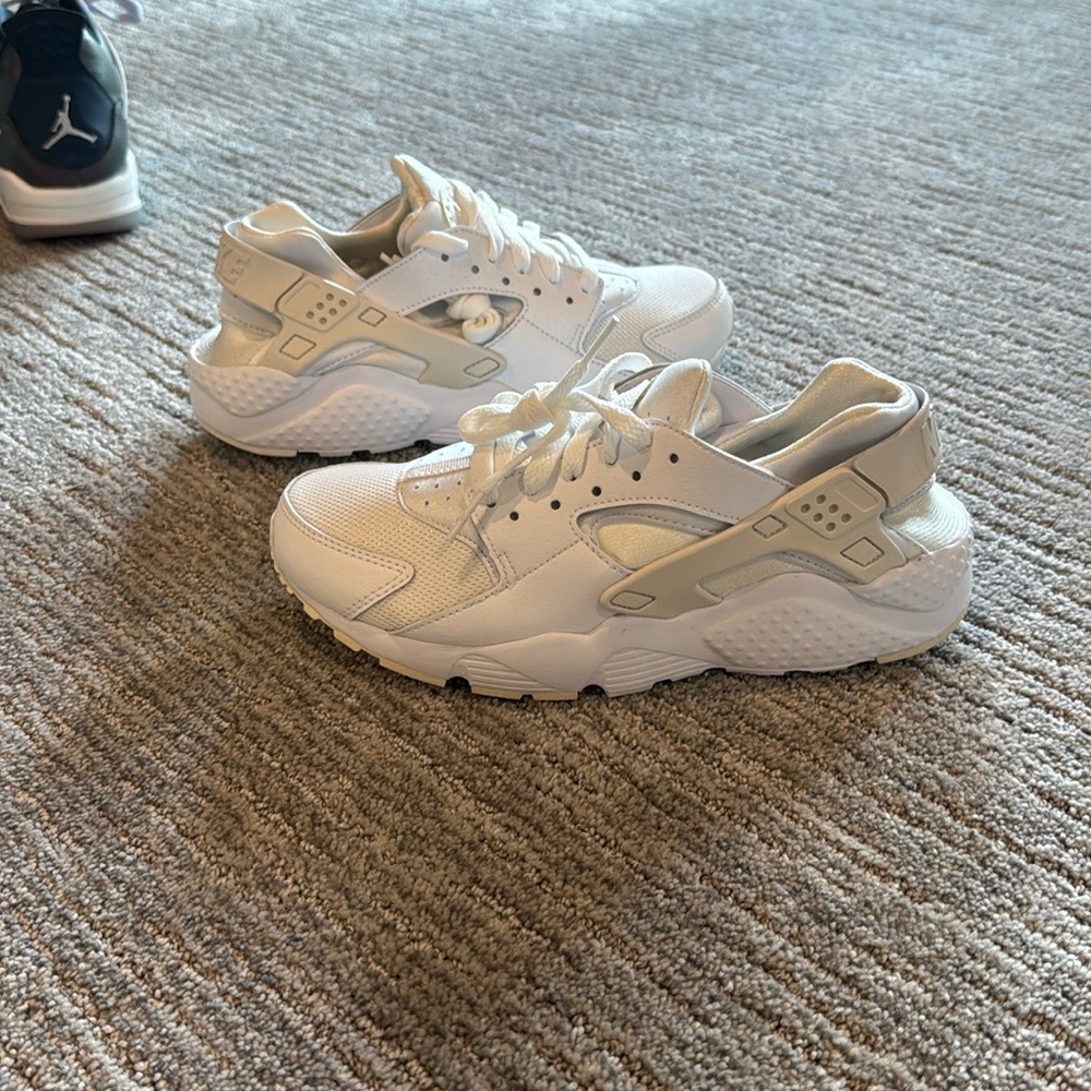 NIKE BRAND NEW White and Cream Sneakers